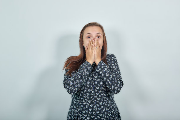 在孤立的白色背景上穿着深色衬衫的黑发女孩表现出情感图片下载