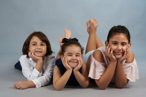 三个拉丁的孩子图片下载