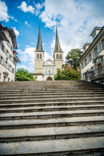 宏伟的圣利德加教堂在卢塞恩，瑞士图片下载