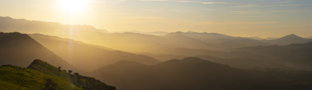 太阳在Gipuzkoa山的日落图片下载