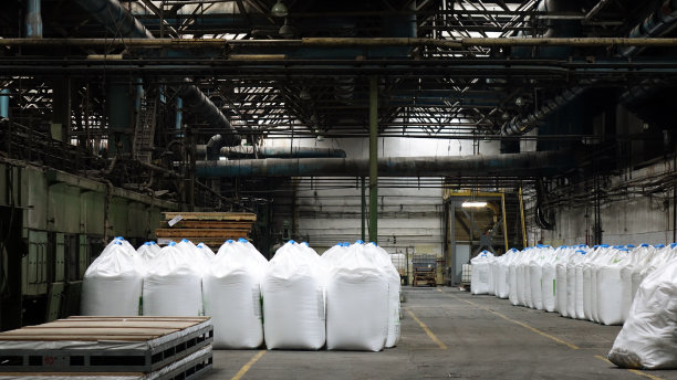 工业生产中的袋装肥料。图片下载