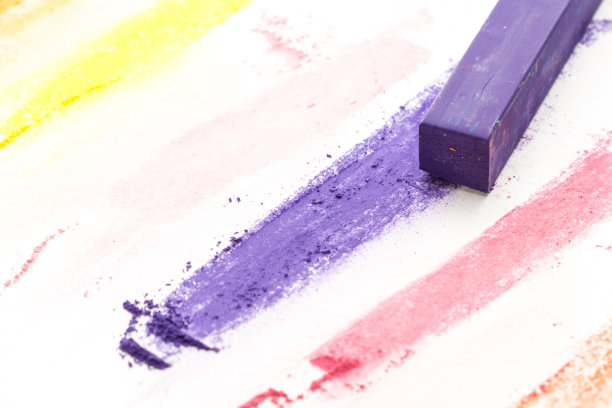 紫色方形粉笔和彩色颜料，白色背景图片下载