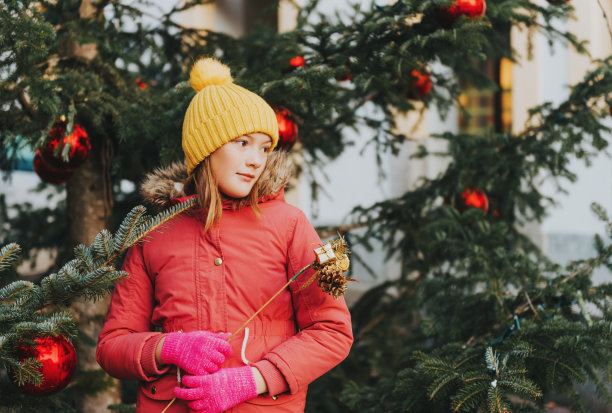 快乐的小女孩玩圣诞树在老欧洲城市的街道上与孩子们度假旅游在洛桑拍摄的照片;瑞士图片下载