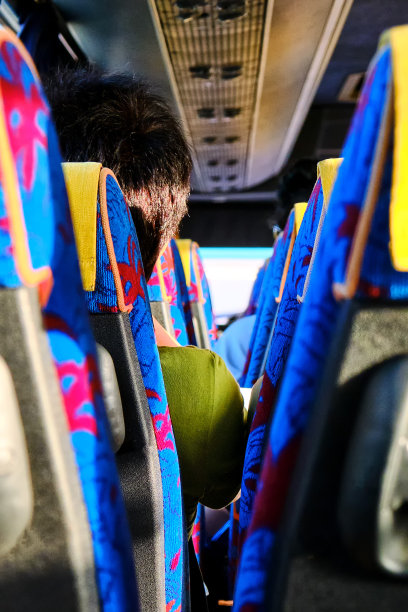 上午参观巴士观光。现代城市内部和公共交通的座位。暑假里在旅游巴士上的女人。图片下载