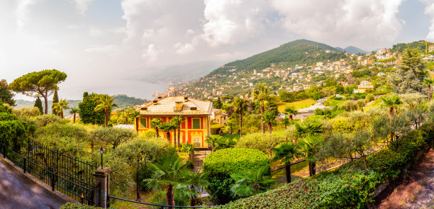 利古里亚的海岸线景观一览无余。鳞次栉比的绿色山脉遍布着小城镇和村庄。利古里亚是意大利西北部的一个沿海地区。图片下载