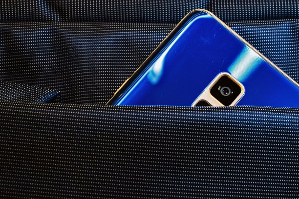 口袋里有摄像头的蓝色手机图片下载