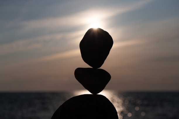 海滩上平衡的石头图片下载