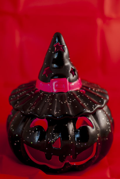 万圣节南瓜形状的烛台，黑色和紫色图片下载