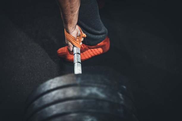 健身房的举重运动员图片下载