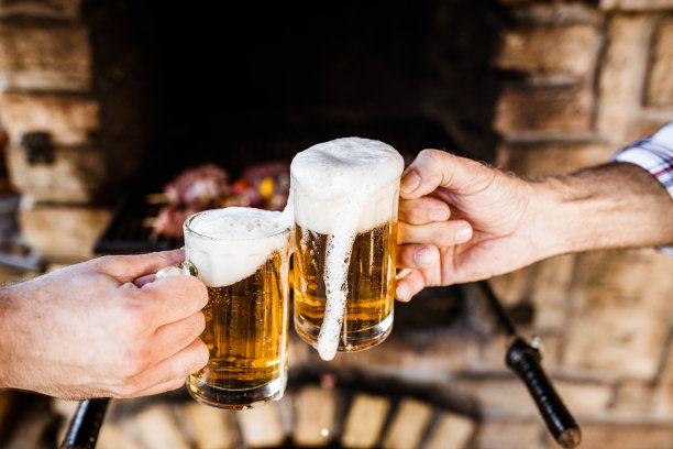 敬酒和啤酒!图片下载