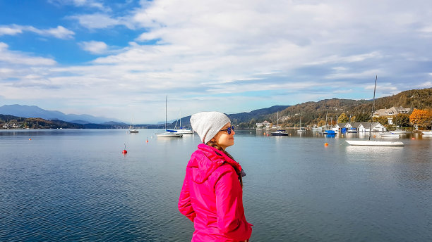 Pötschach -一个女孩站在湖边图片下载