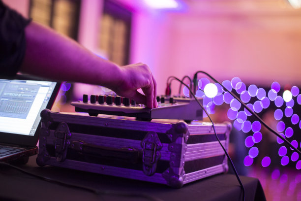 在桌上使用笔记本电脑的人的特写镜头图片下载