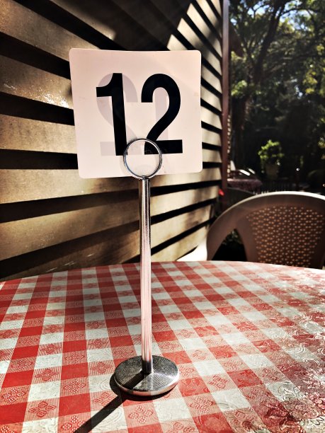 在格子桌布上的12号桌牌图片下载