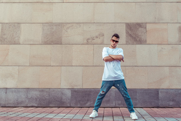 男运动员，夏季城市的男舞者。为动机文本提供自由空间。时尚现代霹雳舞风格，健身运动街舞。城市文化，街舞。穿着t恤、牛仔裤和运动鞋。图片下载