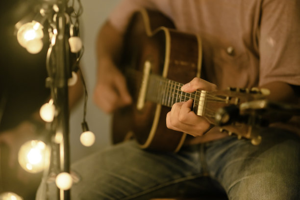 特写音乐家，吉他手在户外音乐会演奏蓝调，音乐概念。图片下载