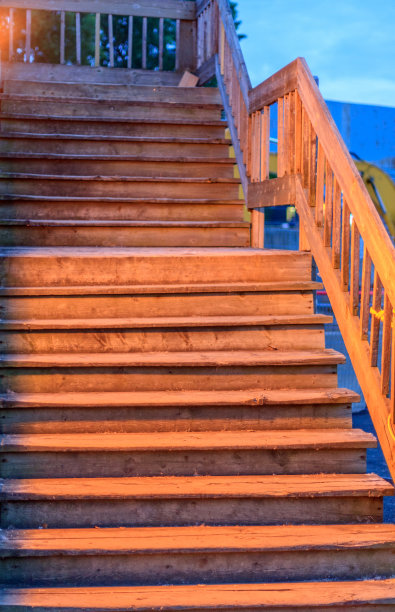 木台阶蓝天背景图片下载