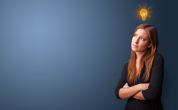 寻找新想法的年轻学生图片下载