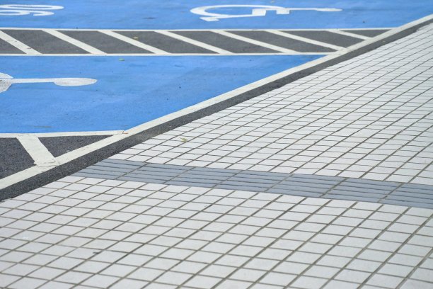 白色瓷砖一楼和停车场与油漆的轮椅图片下载