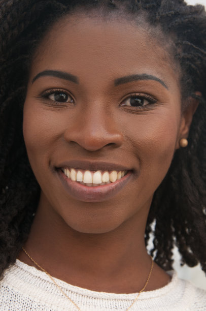 美丽的非裔美国女人在外面摆姿势图片下载