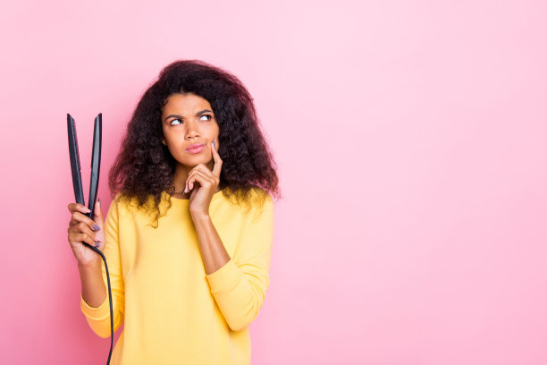 忧郁的美国女士肖像留直发想要选择决定完美的发型治疗穿黄色套衫孤立在柔和的颜色背景图片下载