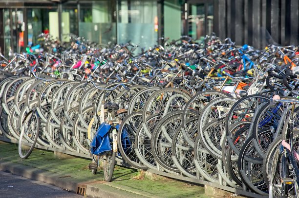 堆放在停车场的自行车图片下载