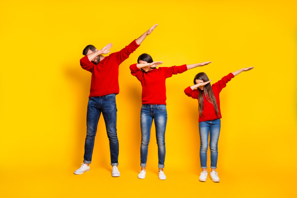 全身尺寸的照片dabbers家庭冷静一步一步地与时尚和趋势穿着牛仔裤牛仔在迪斯科跳舞孤立在鲜艳的黄色背景图片下载