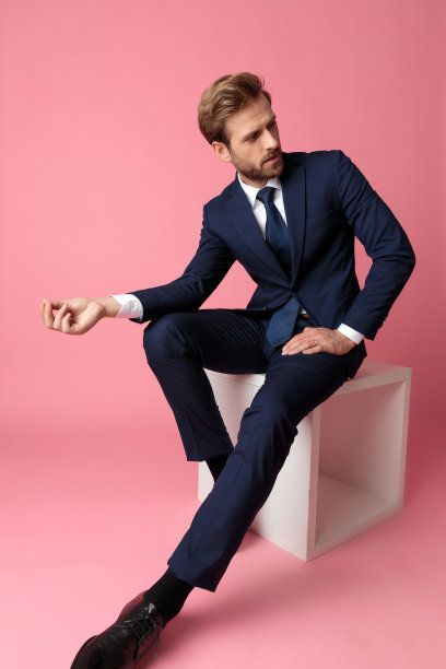 商人坐着休息双手三指相依幸福图片下载