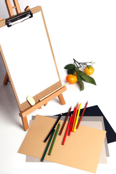 在白色背景上绘制的一套材料。图片下载