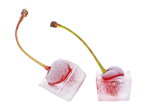 冰冻的樱桃。两颗放在冰块里的樱桃孤立在白色背景上。图片下载