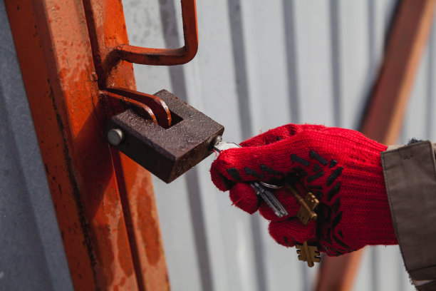 手用钥匙打开挂锁图片下载
