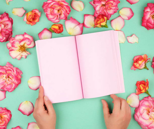 打开笔记本，绿色背景上有空白的粉红色页图片下载