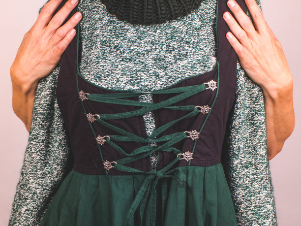 一个女人拥抱另一个女人的特写照片，显示了她对她的信任和关心。善良的日子，联系，关系或母亲节的概念。图片下载