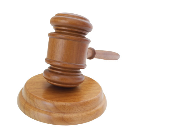 法官的木槌孤立在白色图片下载