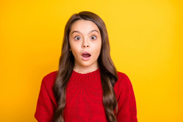 近距离的照片惊讶的孩子听到难以置信的新奇的样子印象深刻的尖叫，难以置信的穿潮流衣服套头衫孤立在黄色的背景图片下载