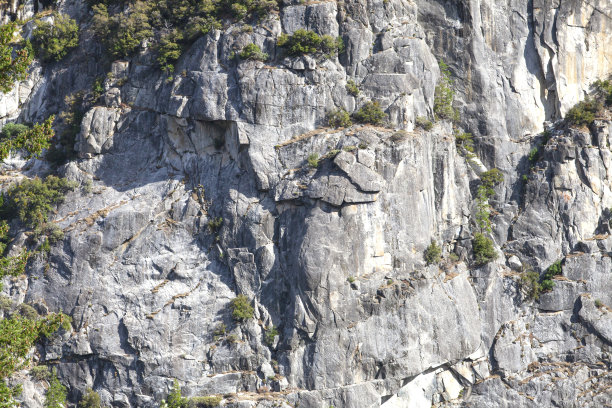 优山美地山谷入口处的花岗岩岩层图片下载