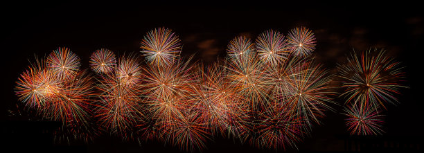 2019年10月1日，国庆烟花汇演在北京天安门广场举行，庆祝新中国成立70周年。图片下载