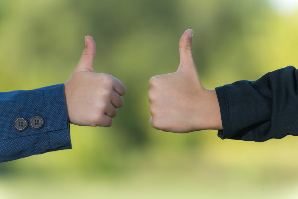 手势和身体部位概念——人的双手竖起大拇指图片下载