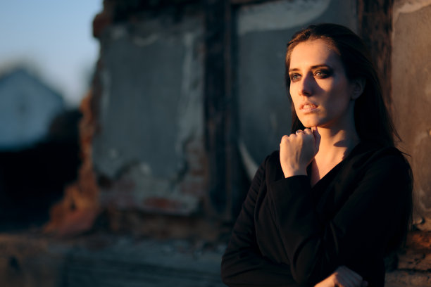 一个悲伤沮丧的女人的肖像与哭泣的表情图片下载