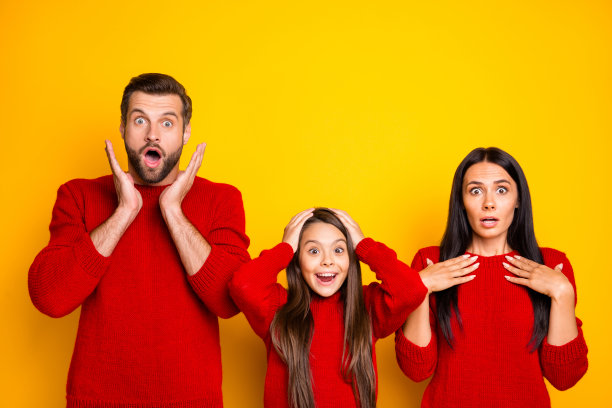 这是一张时髦、有趣、可爱、温馨的家庭照片，父母吓坏了，女儿对附近的销售和折扣感到难以置信的兴奋，孤立在鲜艳的黄色背景上图片下载
