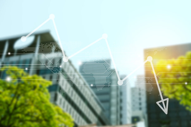 用交通系统模糊了首都城镇的许多建筑，双曝光曲线下行趋势和以阳光为背景的技术图标。图片下载