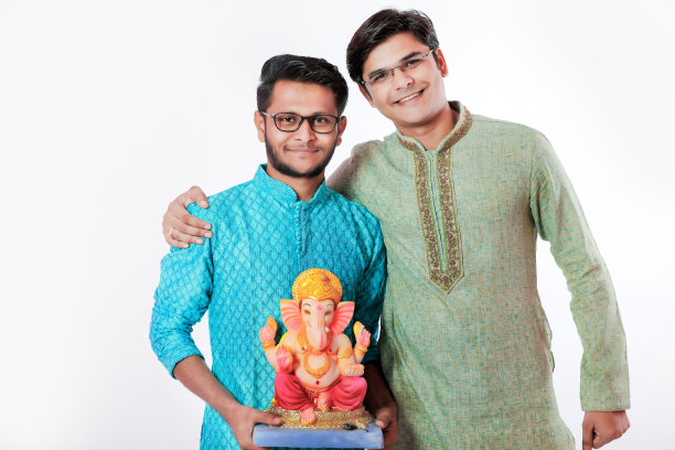 年轻的印度男子与主甘尼沙，庆祝甘尼沙节图片下载