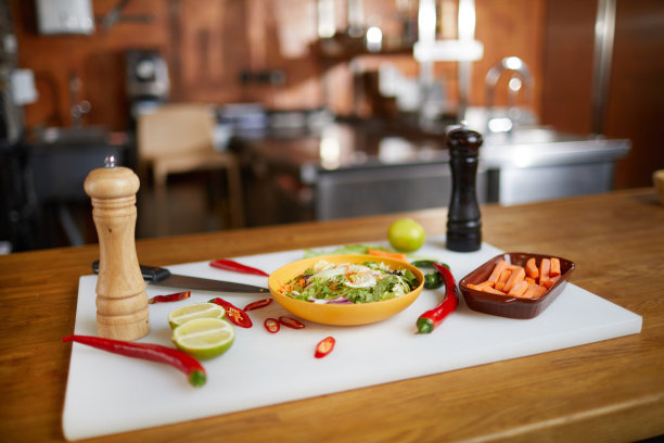 餐桌上辛辣食材的背景图片下载