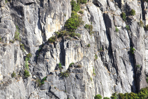 优山美地山谷入口处的花岗岩岩层图片下载