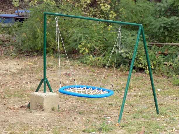 蜘蛛网在后院角落荡秋千图片下载