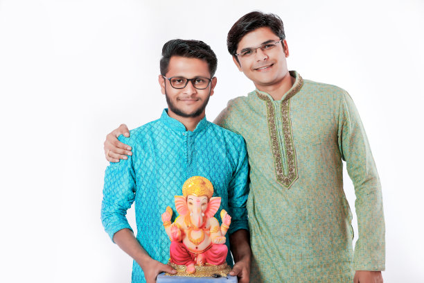 年轻的印度男子与主甘尼沙，庆祝甘尼沙节图片下载