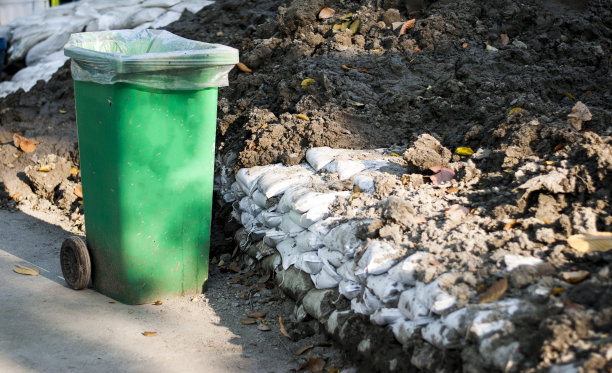 绿色垃圾在公园，关爱世界的理念。图片下载