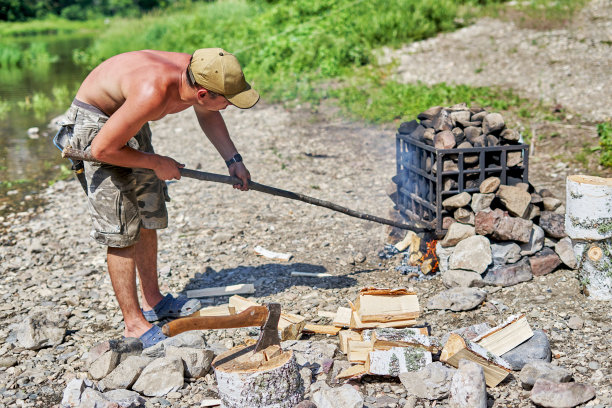 夏日阳光明媚的一天，一个赤身的男人在河边准备徒步洗澡图片下载