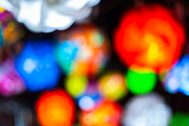 彩色灯光抽象的圆形散景背景。图片下载