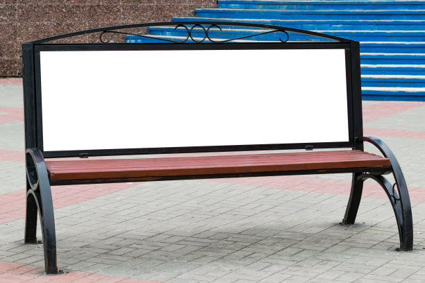 街头海报放在长椅上，留白留白的文字，模拟出来图片下载