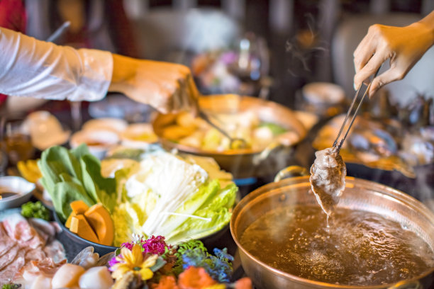 涮涮锅里的牛肉片图片下载